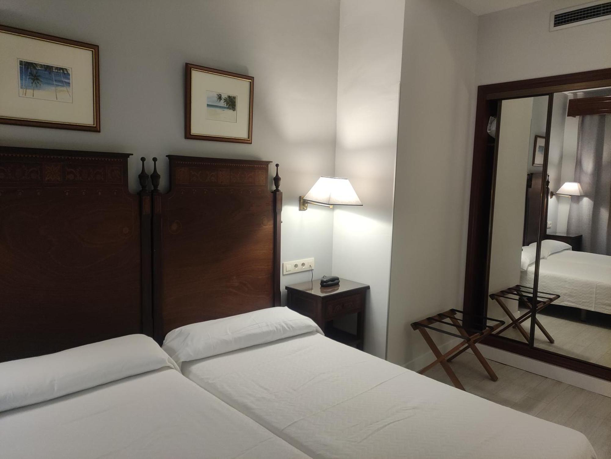 Hotel Iberia Plaza America Касерес Экстерьер фото